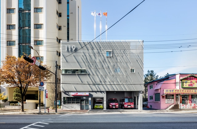 Quartel de Bombeiros Myeonmok / Yong Ju Lee Architecture - Fotografia de Exterior, Quartel Do Corpo De Bombeiros