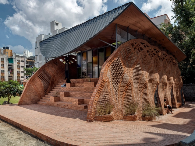城市中的红色绿洲/PMA madhushala - 建筑图, 社区建筑, 表皮