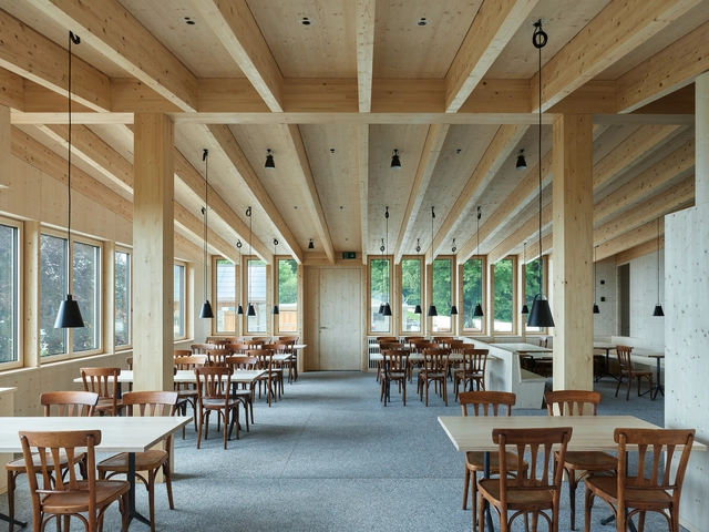 瑞士木屋餐厅，纵览峡谷风光/ OLBH GmbH - 室内图, 餐饮建筑, 椅子