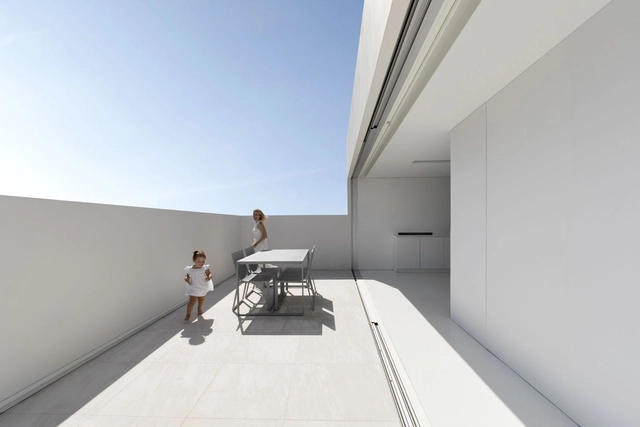 Ático Blanc / Fran Silvestre Arquitectos - Fotografía interior, En Detalle, Fachada, Barandas, Sillas, Mesas, Bancas