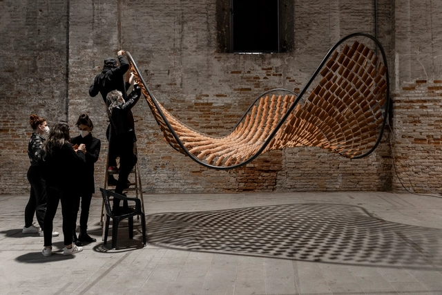Flocking Tejas: La instalación de BASE studio para la Bienal de Venecia 2021 - Imagen Principal