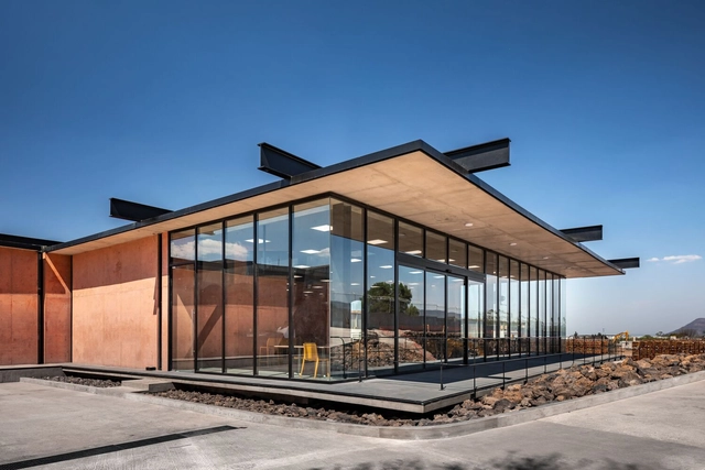 Comedor industrial Planta 3 / Taller de Arquitectura Miguel Montor - Fotografía exterior, Otras Estructuras, Puerta, Fachada, Fijación Vigas