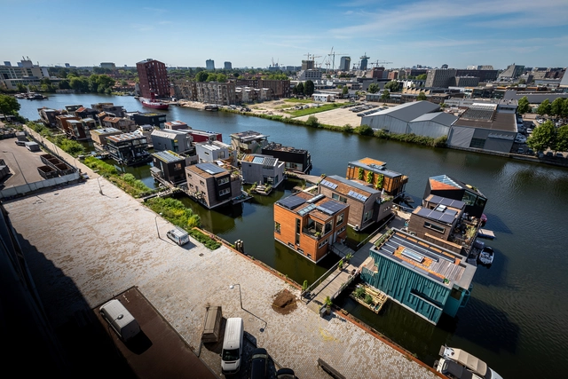 Bairro flutuante em Amsterdã oferece uma nova perspectiva sobre circularidade e resiliência - Imagem de Destaque