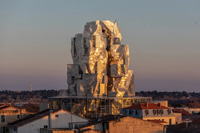 Torre projetada por Frank Gehry na França abre ao público pela primeira vez  - Imagem de Destaque