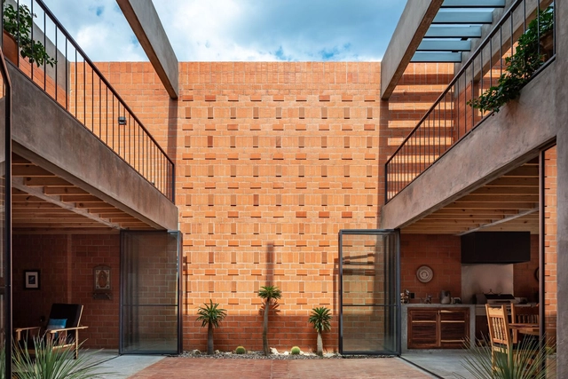 Casa Nuestro Sueño / Espacio 18 Arquitectura - Fotografía exterior, Casas, Patio interior, Fachada, Puerta, Sillas