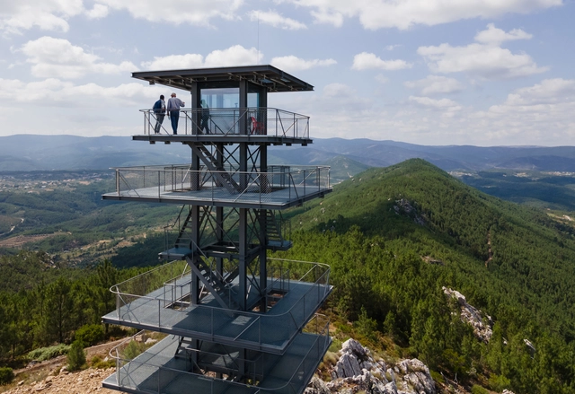 Álvaro Siza inaugura torre de estrutura metálica voltada ao ecoturismo na Serra da Talhadas em Portugal  - Imagem de Destaque