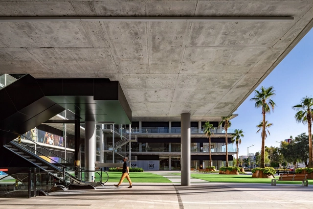 Foro 4 León / Landa + Martínez Arquitectos - Fotografía interior, Banco, Fachada