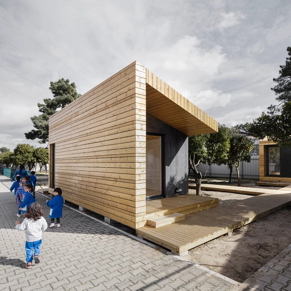 Aulas Modulares de la Escuela Internacional de Palmela / Estúdio AMATAM - Fotografía exterior, Escuelas, Fachada