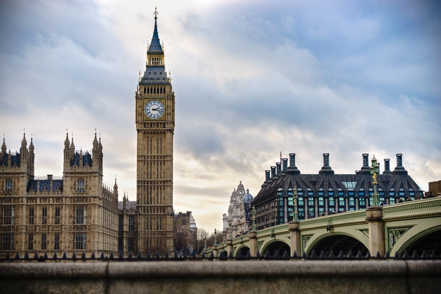 Marta Minujín traslada el Big Ben a Manchester - Imagen Principal