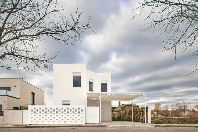 Casa entre palios / unparelld’arquitectes - Fotografía exterior, Casas, Fachada