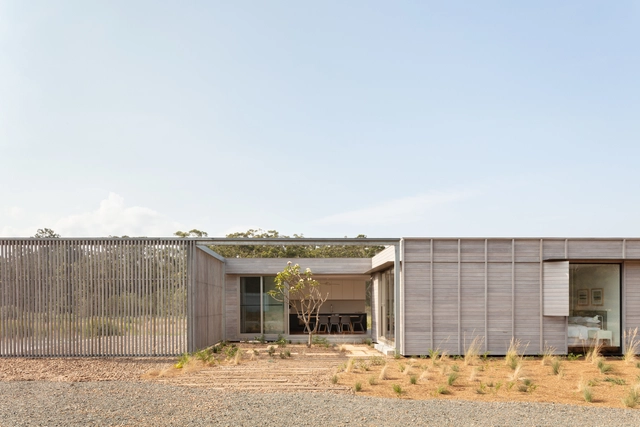 Casa patio por FABPREFAB / CHROFI - Fotografía exterior, Sustentabilidad, Fachada, Cierros