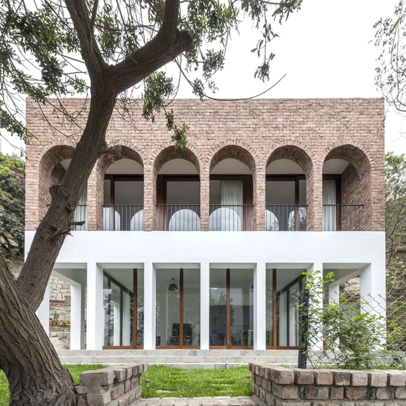 Casa Lava / Martín Dulanto Sangalli - Fotografía exterior, Casas, Puerta, Fachada, Pilares, Arco, Escaleras, Balcón
