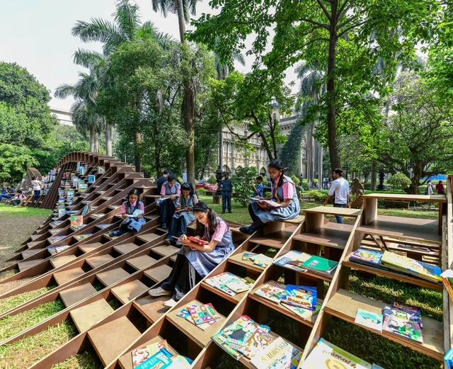 BookWorm Pavilion / Nudes - Exterior Photography, Library