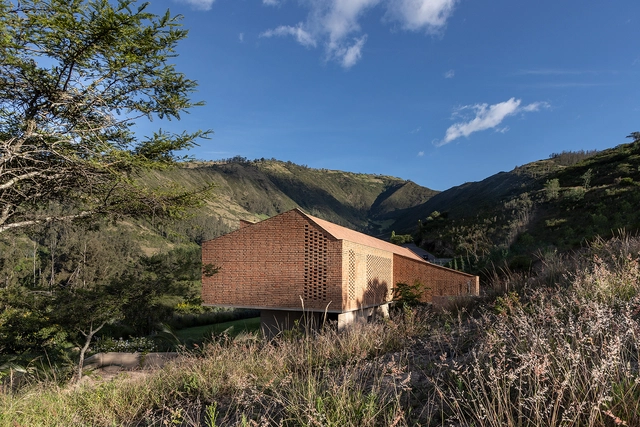 红砖屋面的倾斜窗口，Casa Cangahua 之家 / Diez + Muller Arquitectos - 建筑图, 独立住宅