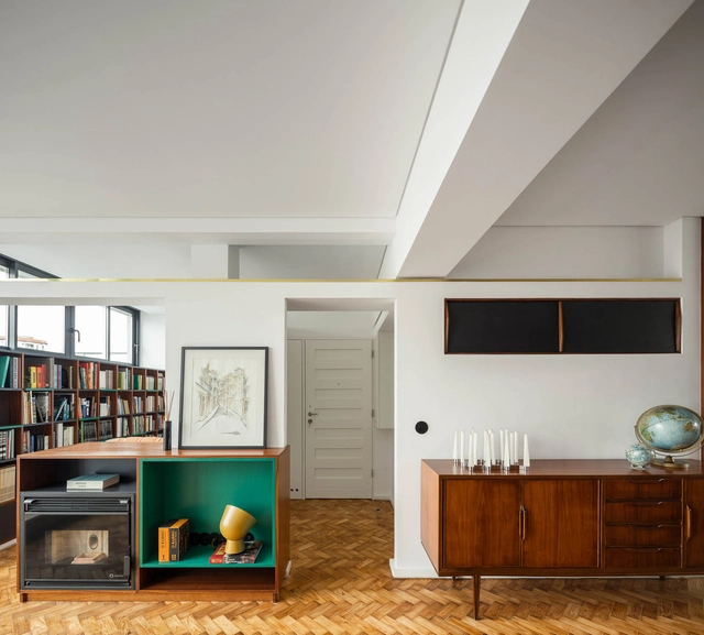 Apartamento de Santos Pousada / Hinterland Architecture Studio - Fotografia de Interiores, Interiores De Apartamentos, Cozinha, Porta, Mesa, Iluminação, Bancada, Cadeira