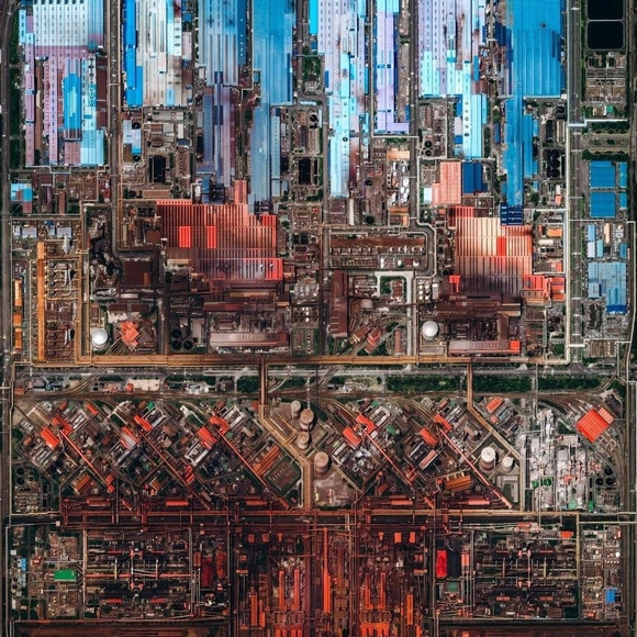 Paisajes industriales: fábricas a gran escala vistas desde arriba - Imagen Principal