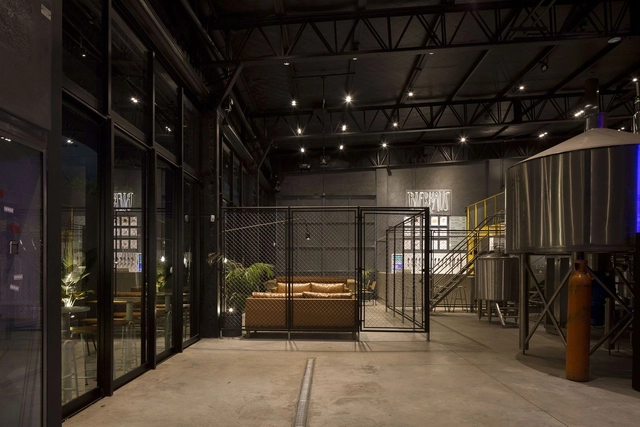 Taproom Bierhaus / Florencia Rissotti Arq - Fotografía interior, En Detalle, Fachada, Fijación Vigas, Puerta, Iluminación, Sillas, Bancas