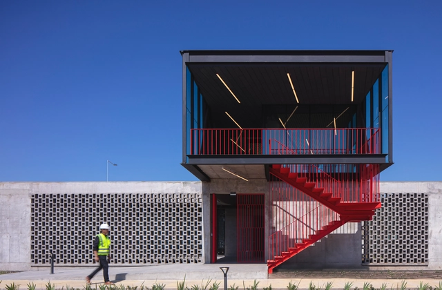 Plaza de pesaje San Francisco de Mostazal / Bastias Cardemil Arquitectos - Fotografía exterior, Centro De Control, Fachada, Escaleras