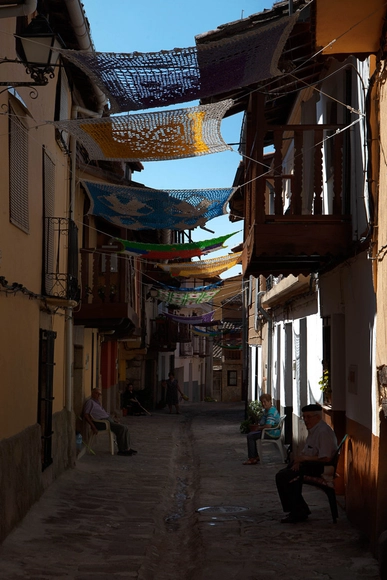 Tecendo a rua: colaboração e reciclagem para criar uma sombra de verão - Imagem de Destaque