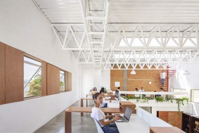 Espacio colectivo Karakórum 221 / Elipsis Arquitectos - Fotografía interior, Interiores De Cowork, Fachada, Fijación Vigas, Mesas, Sillas