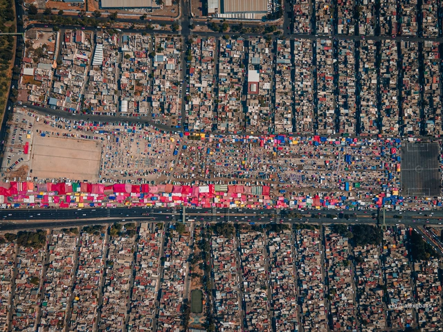 Commercial and Public Spaces: Aerial Photographs and an Interactive Map Help to Explore the Tianguis of Mexico City - Featured Image