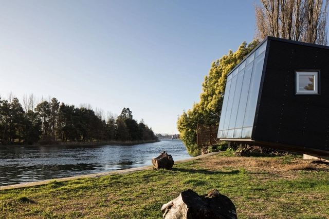 Cabina borde río  / Arce&Westermeier - Fotografía exterior, Casas, Costa, Bosque