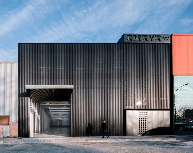 Almacén y oficinas Amaya / RuizEsquíroz - Fotografía exterior, Edificio De Oficinas, Fachada, Puerta