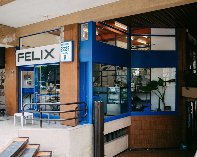 Felix café / Oficina Bravo - Fotografía interior, Café, Puerta, Fachada