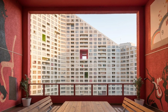 Jardins suspensos e praças elevadas: 10 edifícios que se abrem ao entorno nas alturas - Imagem de Destaque