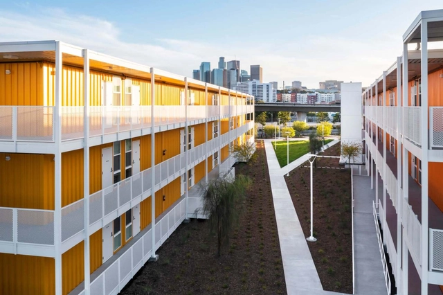 Complejo de viviendas para personas sin hogar construido con contenedores en Los Ángeles  - Imagen Principal