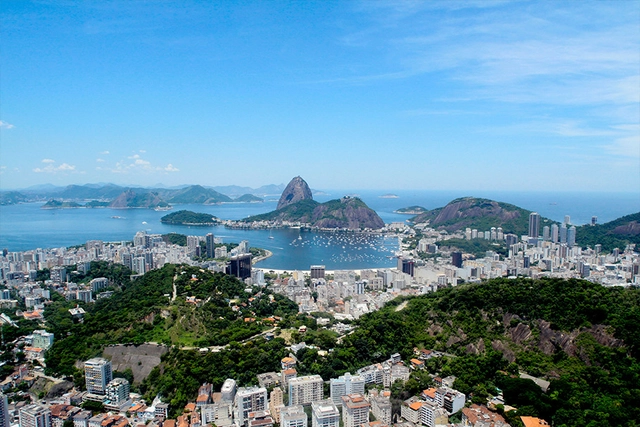Hacia arriba, hacia adentro o hacia afuera: ¿cómo crecen las ciudades? - Imagen Principal