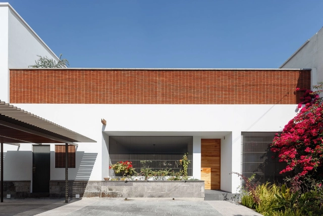 Casa zuno / SPRB arquitectos - Fotografía exterior, Casas, Patio interior, Puerta, Fachada, Escaleras