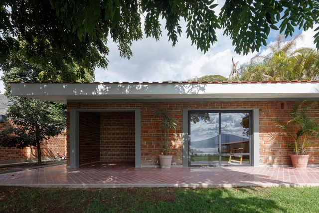 Casa San Juan Cosalá / SPRB Arquitectos - Fotografía exterior, Renovación, Jardín, Puerta, Fachada