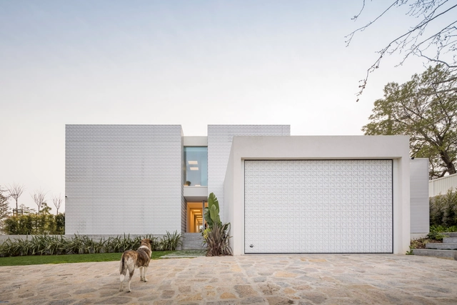 Casa Estoril RM / João Tiago Aguiar Arquitectos - Fotografia de Exterior, Casas, Fachada, Porta