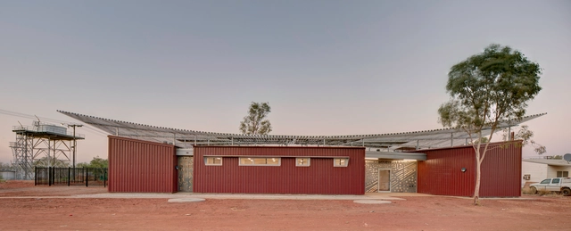 Centros Médicos Western Desert / Kaunitz Yeung Architecture - Fotografia de Exterior, Clínica, Fachada