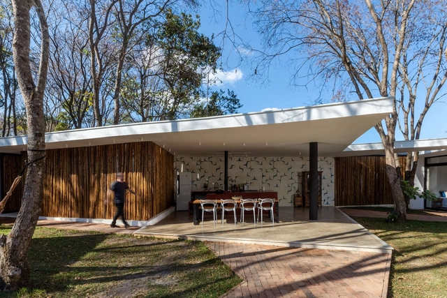 Casa Terra / TETRO Arquitetura - Fotografia de Exterior, Casas, Jardim, Fachada, Porta, Mesa