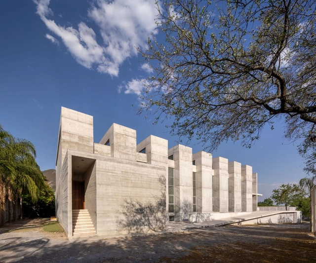 Iglesia y salón de usos múltiples Fuego Nuevo / WRKSHP arquitectura | urbanismo - Fotografía exterior, Iglesia, Fachada, Arco, Pilares