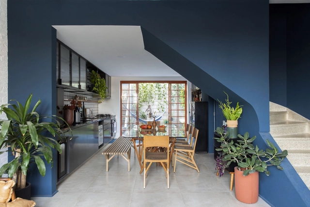 Casa Xilo / Estúdio Minke - Fotografia de Interiores, Renovação, Pátio, Fachada, Balcão, Viga, Porta, Mesa, Cadeira