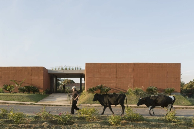 “土墙内的”托儿中心  / Equipo de Arquitectura - 建筑图, 日托中心