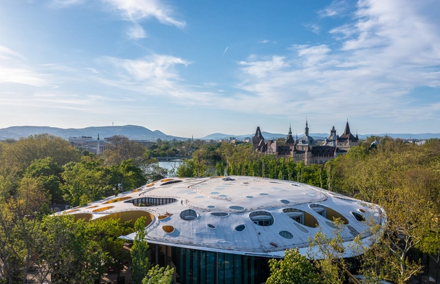 Un techo con 100 perforaciones para los árboles y la luz: La Casa de la Música Húngara de Sou Fujimoto se encuentra en la fase final de construcción - Imagen Principal