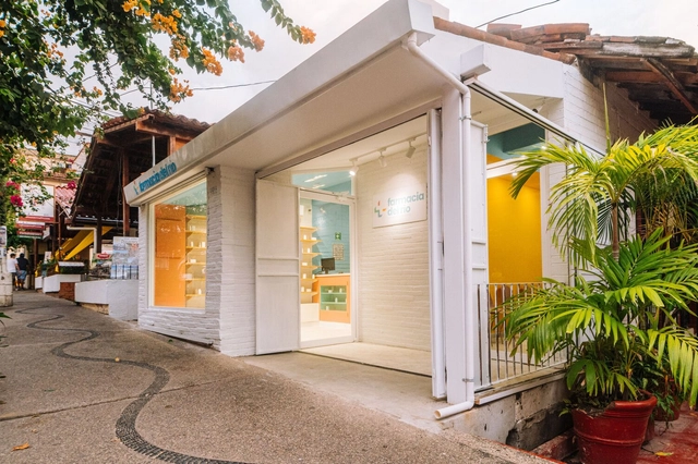 Farmacia del río  / güey studio - Fotografía interior, Interiores Comerciales, Puerta, Fachada