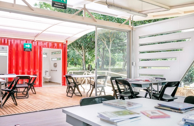 Biblioteca a partir de contenedores marítimos / EContainers - Fotografía interior, Reconversión, Patio, Puerta, Fachada, Fijación Vigas, Mesas, Sillas