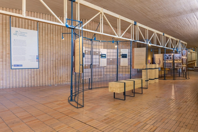 Exposición relatos del patrimonio / Yemail Arquitectura  - Fotografía interior, Centro De Exhibición, Fachada, Mesas, Sillas