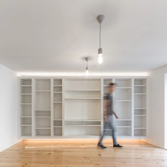 Apartamento Martim Moniz BA / João Tiago Aguiar Arquitectos - Fotografia de Interiores, Interiores De Apartamentos, Porta, Viga, Mesa, Cadeira