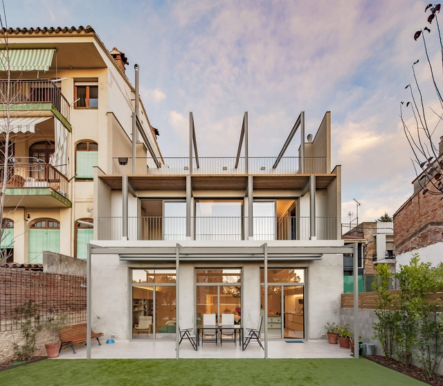 Casa en la calle Muntanya / Sau Taller d'Arquitectura - Fotografía exterior, Decoración Y Ornamento, Patio interior, Fachada, Puerta, Balcón