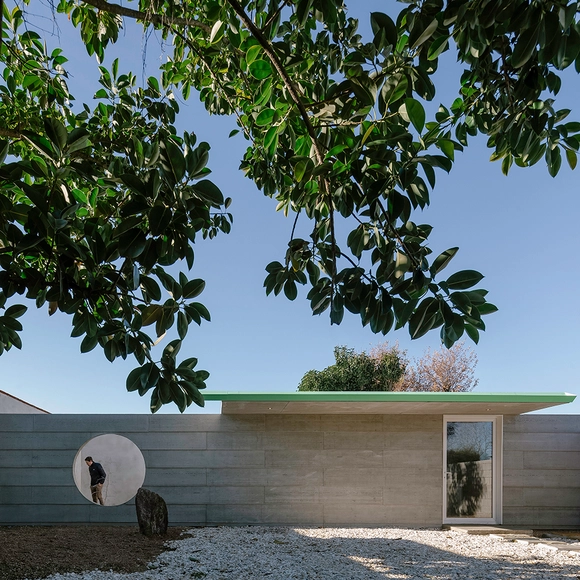 O quarto atrás da parede / livni +  - Fotografia de Exterior, Arquitetura De Escritórios, Fachada
