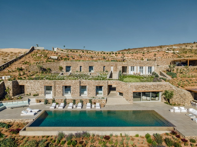 Villa de piedra excavada / Tsolakis Architects - Fotografía exterior, Casas