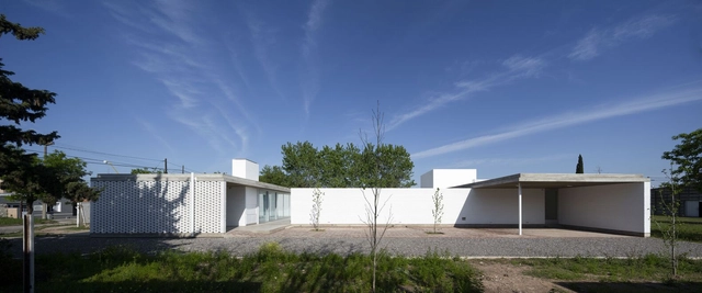 Casa parroquial  / Monti Bruno Morero - Fotografía exterior, Edificios Relogiosos, Fachada