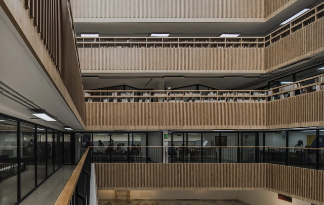 Modernización de la Biblioteca Gabriel Turbay / CONTRAPUNTO Taller de Arquitectura - Fotografía interior, Renovación, Cocina, Escaleras, Fachada, Barandas, Fijación Vigas