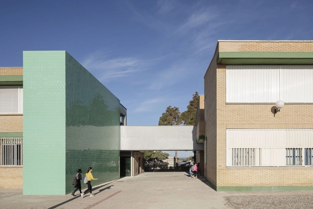 Pasarela de comunicación en el colegio San Agustín / PALENZVELA. Taller de Arquitectura - Fotografía exterior, Renovación, Fachada